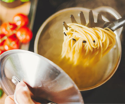 3.パスタを湯切りする