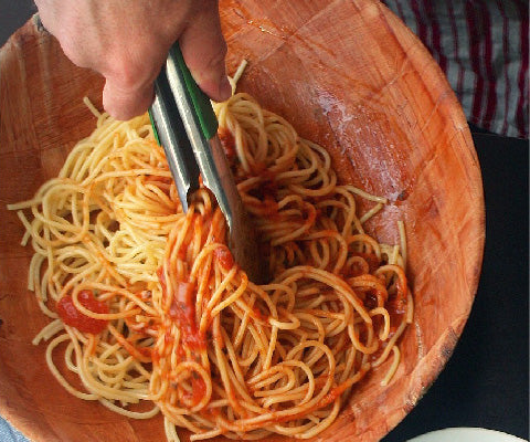 4.パスタとソースを混ぜる
